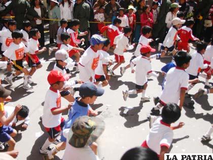 Niños en la competencia pedestre.