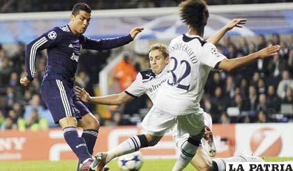 Rolando en acción, en el partido que el Real Madrid venció a Tottenham 