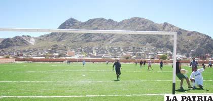 Cancha de fútbol de los fabriles, ya cuenta con césped sintético.