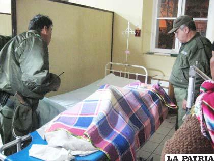 Herido (camilla) en la sala del Hospital General “San Juan de Dios” junto a efectivos policiales