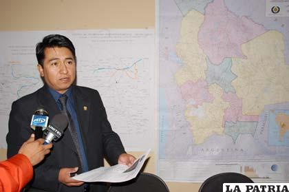 El diputado Franz Choque indicando las posibles afectaciones territoriales en conferencia de prensa