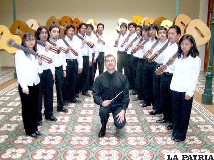 Marcos Puña y los artistas que lo acompañaron en un concierto realizado en Oruro el 2010