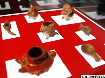 Exhibición de piezas arqueológicas precolombinas usadas como amuletos por los antiguos habitantes de los Andes