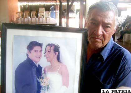 El padre muestra la fotografía de casado, de su hijo fallecido