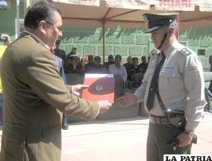 El comandante de RP-110, Tcnl. Oscar Barrios recibe a nombre de su unidad el reconocimiento otorgado por el gobernador, Santos Tito