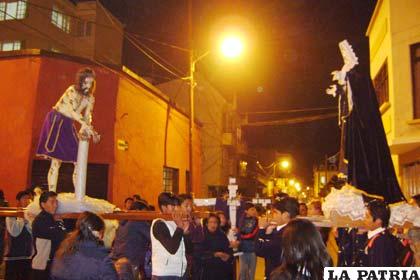 Peregrinos portando la imagen de Jesús y la Virgen María representando las siete estaciones de dolor que sufrió la Santa Madre en el Vía Matris.