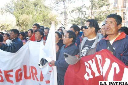 Trabajadores de diferentes instituciones realizaron vigilia por medio día en la Plaza 10 de Febrero