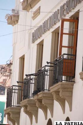 La fachada del edificio del Banco Nacional de Bolivia, luce sus remozados balcones 
