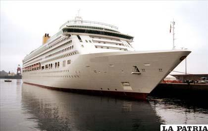 Más de quinientos pasajeros, fueron evacuados del crucero de la línea mexicana Ocean Star Cruises
