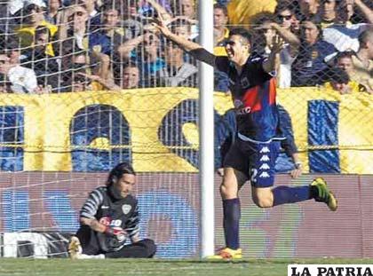 Traca, el goleador de Tigre y del campeonato festeja el primero de su triplete histórico en la cancha de Boca