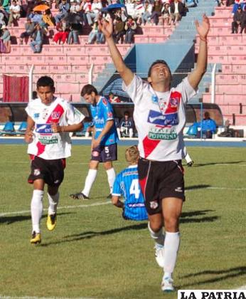 Cristian Badaraco, festeja el segundo gol de Nacional Potosí