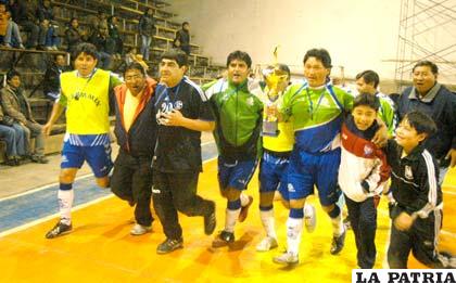 Jugadores del campeón Coremmin, en la tradicional vuelta olímpica, tras ganar a Inti Raymi en el futsal séniors.