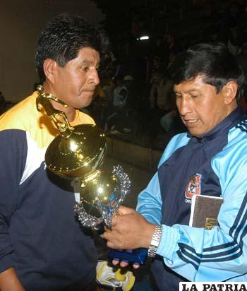Enrique Colque, directivo de la Adfso entrega el premio al capitán de Inti Raymi Nelson Choque.
