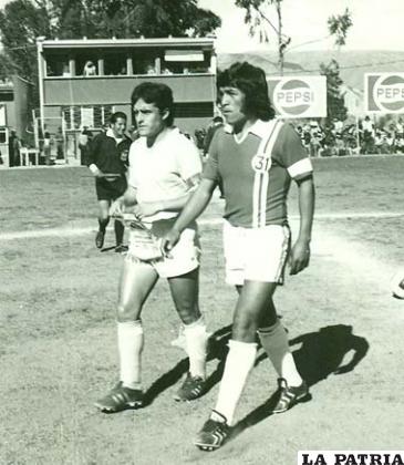 Raúl Alberto Morales capitán de Bolívar y Javier Parrado capitán de 31 de Octubre de Oruro, en ocasión del partido que jugaron en La Paz.