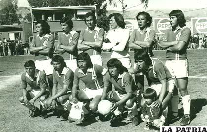 El año 1975, con la casaca de 31 de Octubre de Oruro; Vargas, NN, Rivas, NN, Pozo, Claure. Sentados; Ramil, Da Costa, Javier Parrado, Villarroel y Méndez.