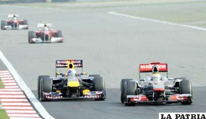 La máquina McLaren-Mercedes de Lewis Hamilton en lucha con la Red Bull-Renault de Sebastian Vettel