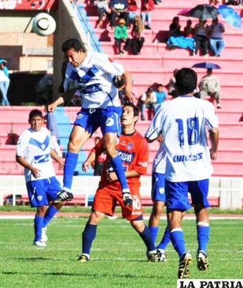 Rolando Rivera en acción, en el partido que jugaron San José con Universitario el pasado domingo en Sucre.
