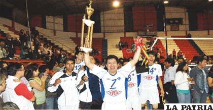 Marco Murillo, celebra el título en Tarija, con el trofeo en la mano.