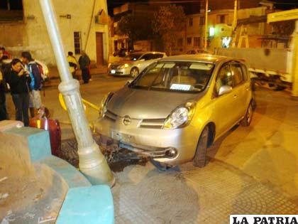 Vehículo chocó contra el poste y el basurero