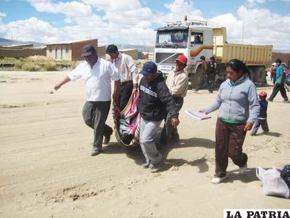 Vecinos trasladan el cuerpo de la víctima para su velorio