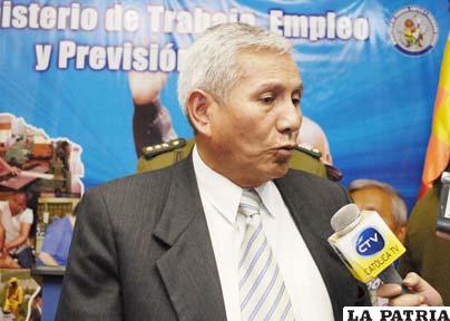 Ministro Rojas anuncia descuentos a huelguistas