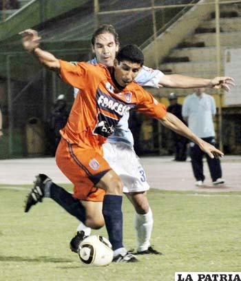 Gonzalo Galindo de Aurora trata de quitar el balón a Edgar Olivares de Universitario.  