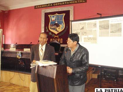 El historiador Vicente Paricollo y el presidente de la Asamblea Legislativa Departamental a la conclusión de la exposición que abordó el problema marítimo
