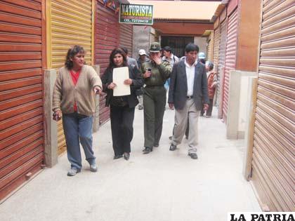 Alcaldesa Pimentel pasa en medio de los pasillos del mercado, soportando el mal olor