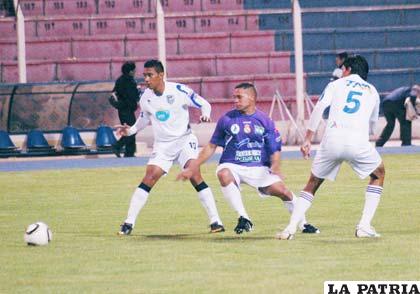 Un pasaje del encuentro que goleó Real Potosí a Real Mamoré por 4-0 en la Villa Imperial.