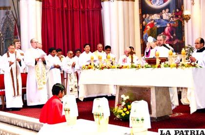 Obispo bendiciendo los óleos de los Catecúmenos y de los enfermos además de la consagración del Santo Crisma y la renovación de las promesas de los sacerdotes 