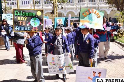 Niños de la Unidad Educativa Comibol, realizan una labor de concienciación en la plaza 10 de Febrero