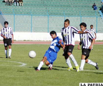 Encuentro que jugaron los equipos de Oruro Royal y San José, por el torneo oficial de fútbol que controla la AFO.