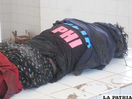 Cuerpo sin vida del joven estudiante en la morgue del Cementerio General