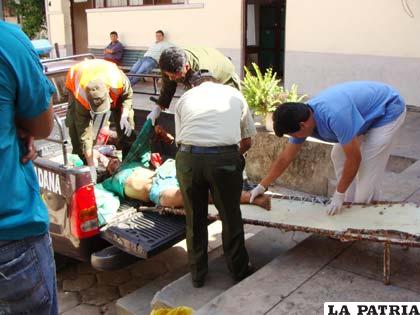 Una de las personas fallecidas es trasladada a la morgue