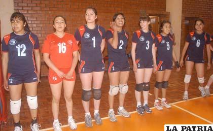 Voleibolistas de Economía, campeones del torneo local 2010.