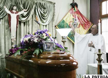 David Niño de Guzmán, recibió la santa bendición antes de ser trasladado a su última morada