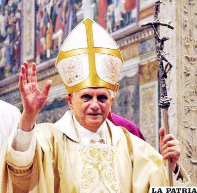 El Papa Benedicto XVI presidió el Vía Crucis en Roma