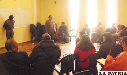 Una de las reuniones de la construcción del Estatuto Autonómico organizada por la Asamblea Legislativa Departamental