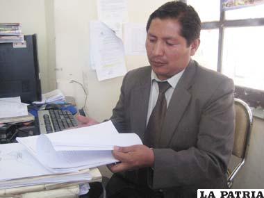 El fiscal Jacinto Aguilar agarra en manos la documentación del proceso en contra del ex alcalde Bazán