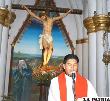 Padre Juan Carlos Ticacala, citando y reflexionando las siete palabras de Jesús antes de su muerte en la Cruz