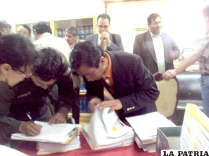Instantes en el que miembros del Ministerio Público secuestran los documentos del proyecto Oruro Puerto Seco (Foto de Archivo)