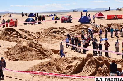 Oruro ofrece un espectáculo agradable durante la Semana Santa con las esculturas en arena