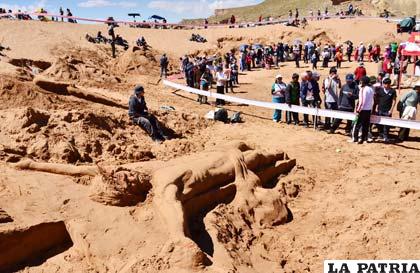 La población cumple la tradición de visitar las esculturas religiosas realizadas apoyando el trabajo de artistas plásticos