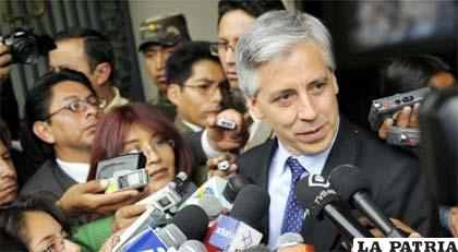 El vicepresidente Álvaro García Linera en improvisada conferencia de prensa en puertas del Palacio de Gobierno