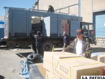 Personal de la Aduana Nacional baja la mercadería de contrabando del camión militar