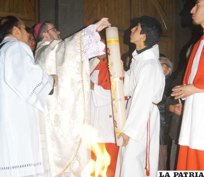 Obispo Cristóbal Bialasik bendiciendo el fuego que ingresará a La Catedral