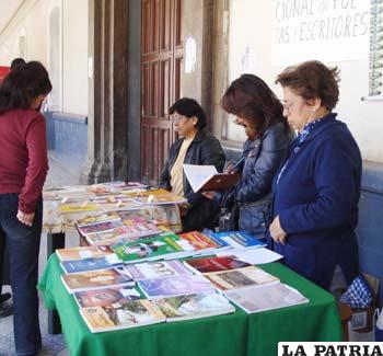 Autores exponiendo sus textos en la Feria Departamental del Libro
