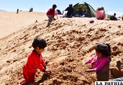 Los niños son los que más disfrutan del juego con arena