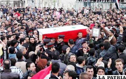 Miles de personas salieron a enterrar a los fallecidos de la masacre del viernes, sufriendo nuevamente la represión y tiroteos del gobierno de Bachar Al Asad.