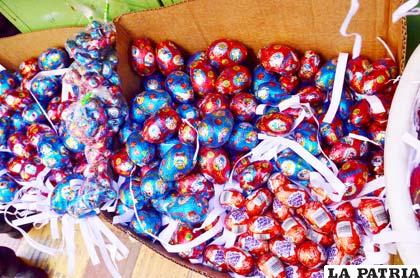 Variedada producción de huevos de chocolate para la temporada de Semana Santa